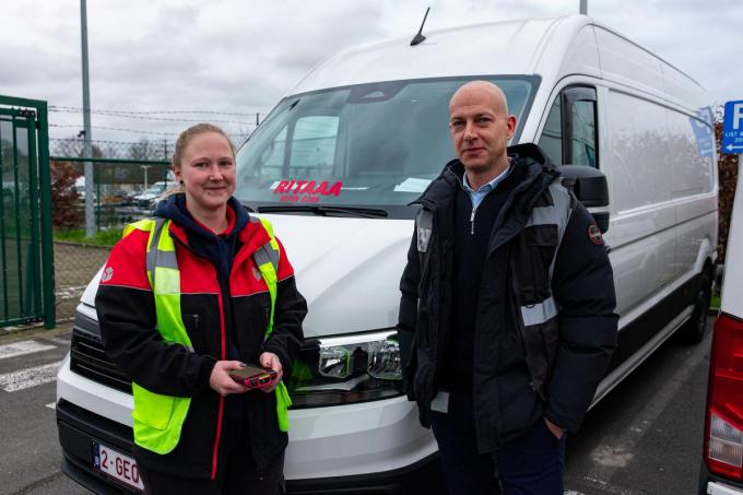 Jennifer Lambert en Tom Schoonjans, manager van het DPD-depot in Aalter.