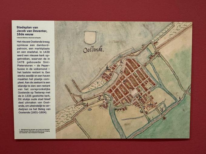 Een knap zestiende-eeuws stadsplan van Jacob van Deventer, toont mooi hoe het Oostende van vandaag al in de jaren 1400 vorm kreeg: een dambordpatroon met markt en stadshal, zeedijk en haven. Het restant van Testerep, het eilandje bovenaan met kerk, zou tijdens het Beleg van Oostende (1601-1604) finaal verdwijnen. De toenmalige havengeul is vandaag de Van Iseghemlaan.