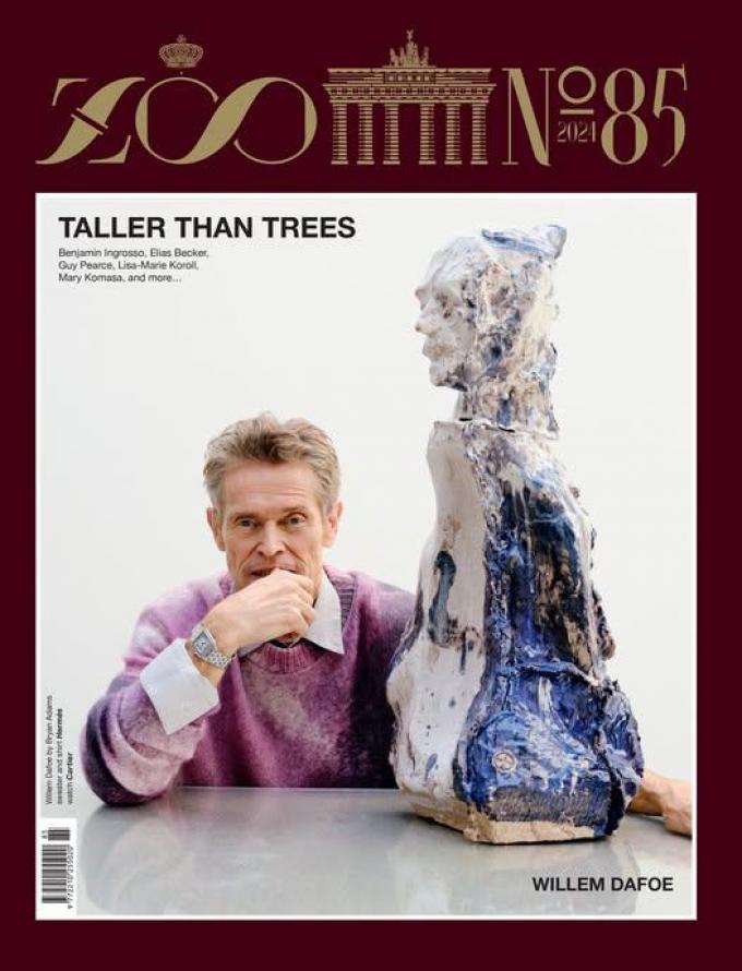 Op de cover van het nieuwste nummer van het kunsttijdschrift Zoo Magazine prijkt een foto van de Amerikaanse acteur Willem Dafoe met een Vincent van Gogh-sculptuur van Johan Tahon.