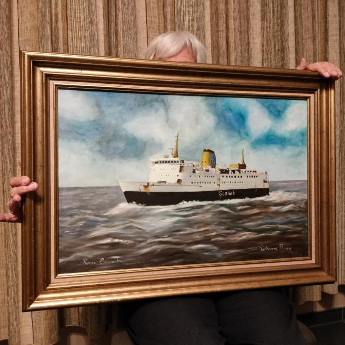 Een schilderij van een maalboot, gemaakt door de zoon van een wijkbewoonster. Dezelfde boot waarop haar overleden man ooit diende als kok.