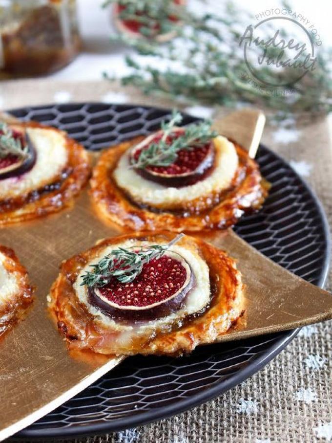 Toastje van bladerdeeg met geitenkaas, vijgen en gekonfijte uien