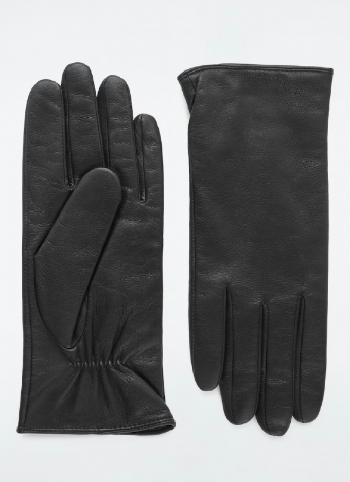 Une paire de gants en cuir 