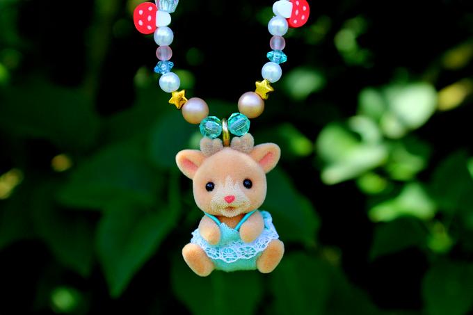 Un collier Sylvanians fait main de chez Locket Voodies