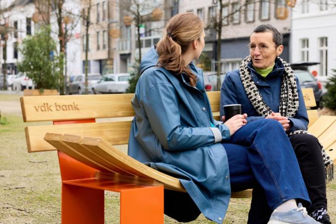 CEO Leen Van den Neste (rechts) neemt plaats op het rondreizend openluchtloket.