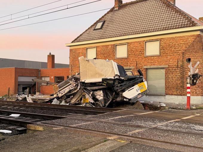 De bus belandde tegen de gevel van de woning van Nick Vermeulen. (foto JVM)