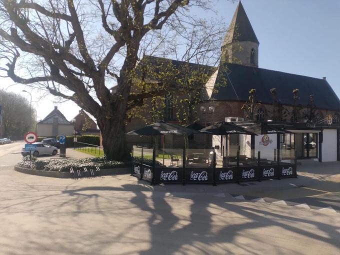 In de zomer heeft Frituur Patrick & Doortje een prachtig terras pal aan de kerk in Ooigem.