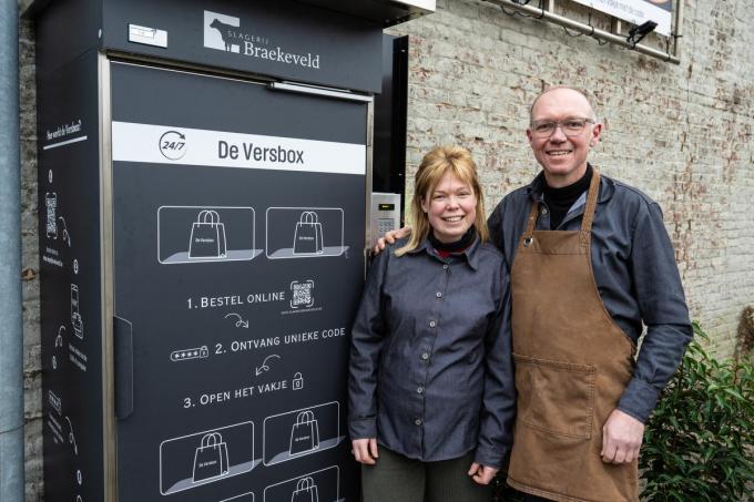 Dankzij de versbox kun je ook buiten de openingsuren van de slagerij van Christophe en dochter Chloë je bestelling afhalen.