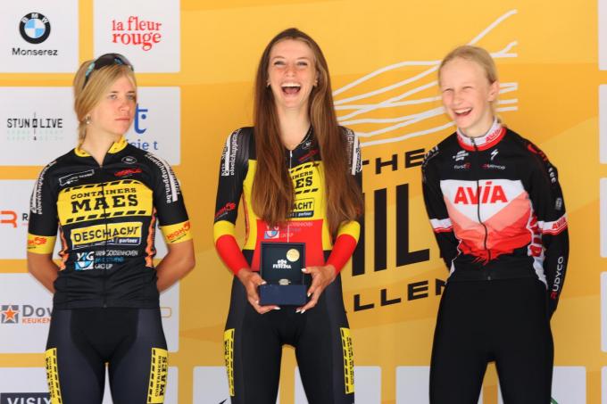 Jilke Michielsen op het podium met Milana Ushakova (links) en Laura Five (rechts) in de 7 Hills Challenge.