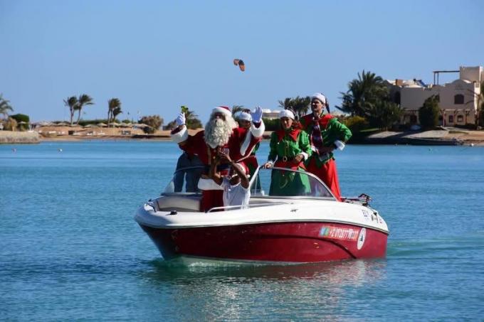 De Brugse kerstman meert aan in Hurghada.