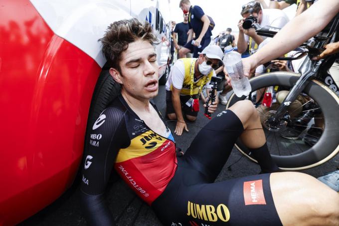 “Ik was de beste van de normale mensen”, lacht Van Aert na afloop van een loodzware Tourrit in 2023.