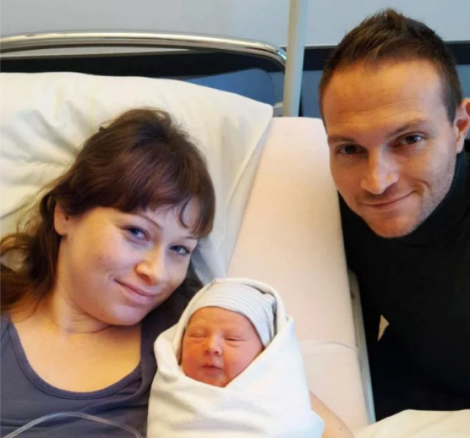 De kleine Noélie samen met haar gelukkige ouders Davy Decan en Jellina Janssens.