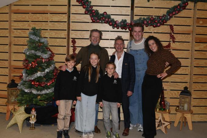 Lucas tussen nog andere medespelers van ‘A Christmas Carol’ in De Spil in Roeselare.