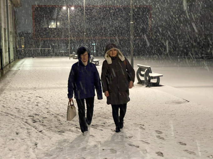Ingrid Devos (links) en Caroline Devos, nichten uit Ieper: “Wij gingen fitnessen op het Minneplein in Ieper. We trotseerden de sneeuw voor onze sport.” "We laten ons niet tegenhouden door de sneeuw."