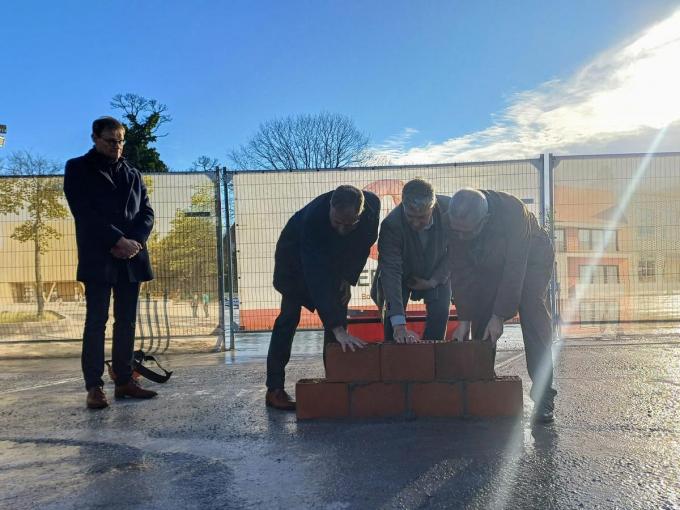 De eerste steen werd gelegd voor het nieuwbouwproject.