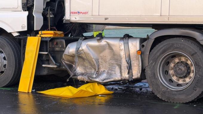 Door de impact van de botsing scheurde de mazouttank van de vrachtwagen.