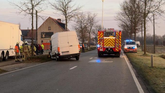 Door het ongeval was de Torhoutsesteenweg in beide richtingen afgesloten voor het autoverkeer.