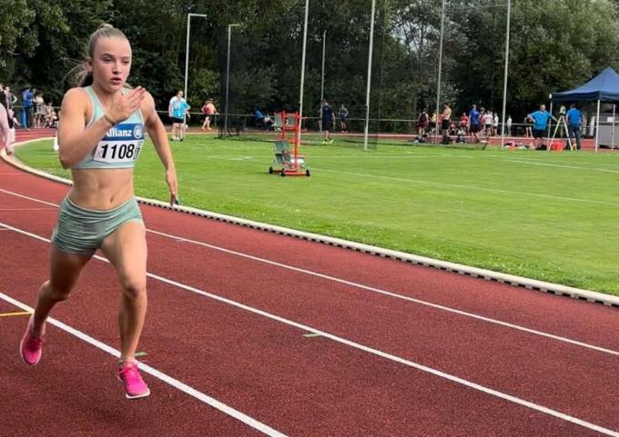 Ook op de atletiekpiste voelt Bloem Vandenberghe zich in haar sas. (gf)