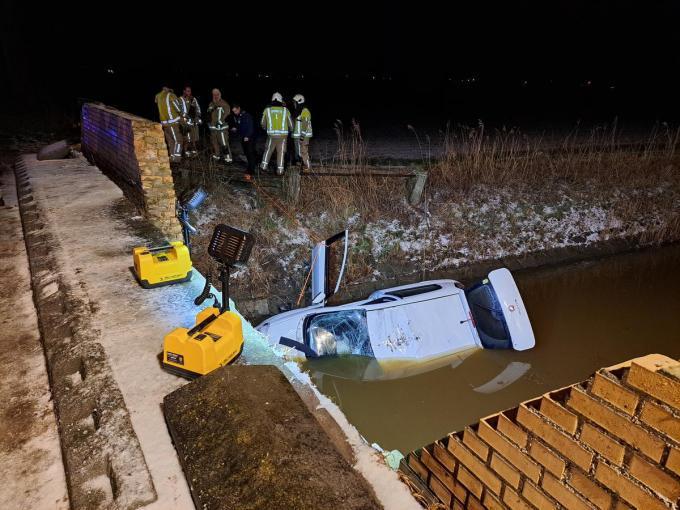 Brent schoof over een kapotte brug, belandde meters lager in het koude water en stierf.