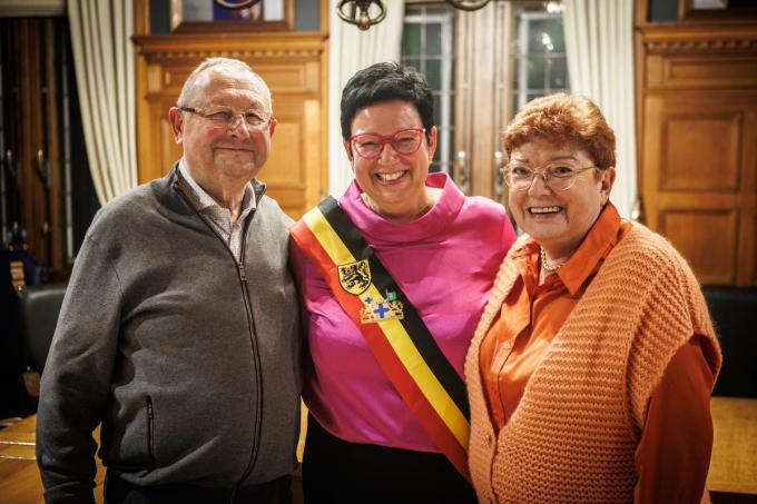 Burgemeester Sherley Beernaert samen met haar ouders Luc Beernaert en Ginette Plantefever na de installatie in de raadzaal van het gemeentehuis. Een dag later vertrokken ze op reis. (foto JS)