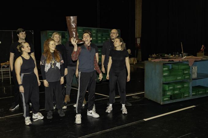 Joppe (met de laars in de hand) tijdens het toonmoment.