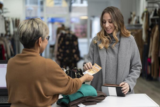 Wie cash betaalt, voelt meer ‘betaalpijn’ en die bederft de pret van het consumeren. Simpel en toch efficiënt in het besparen. (foto Getty)