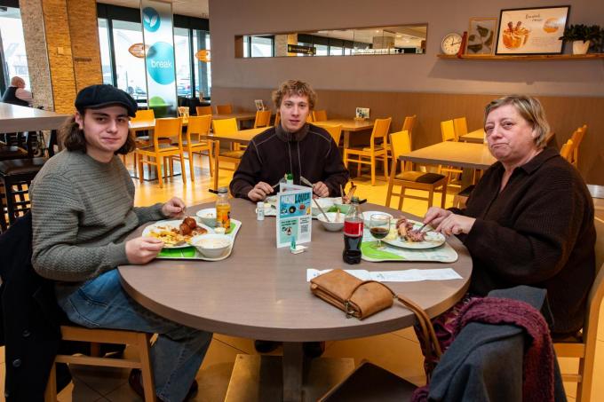 Nathalie Deweerdt met haar zonen Lukas en Jacob. “Toen we het nieuws vernamen, vonden dat we hier moesten komen eten.”