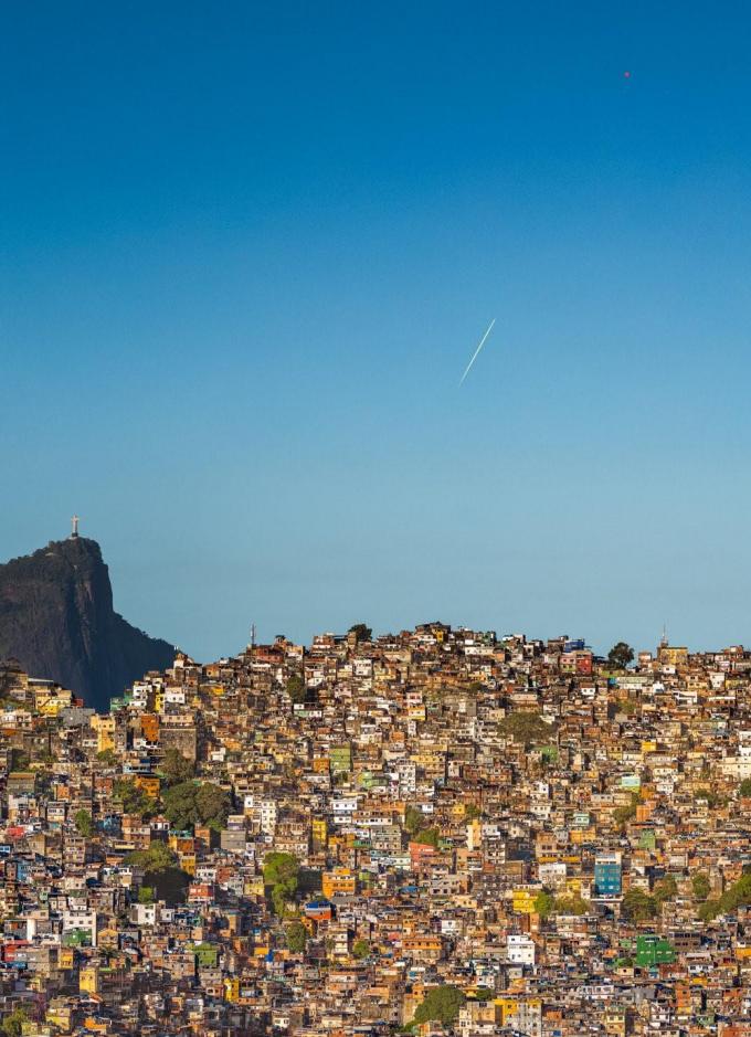 Floris maakte reeks foto’s van de favela, in combinatie met de Cristo Redentor op de achtergrond. (gf)
