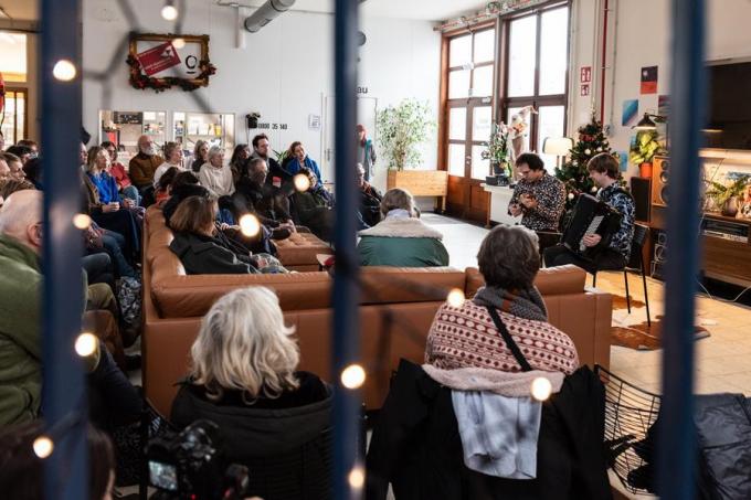 Damast Duo trad er twee keer op voor zo’n zestig mensen, waaronder enkele daklozen.