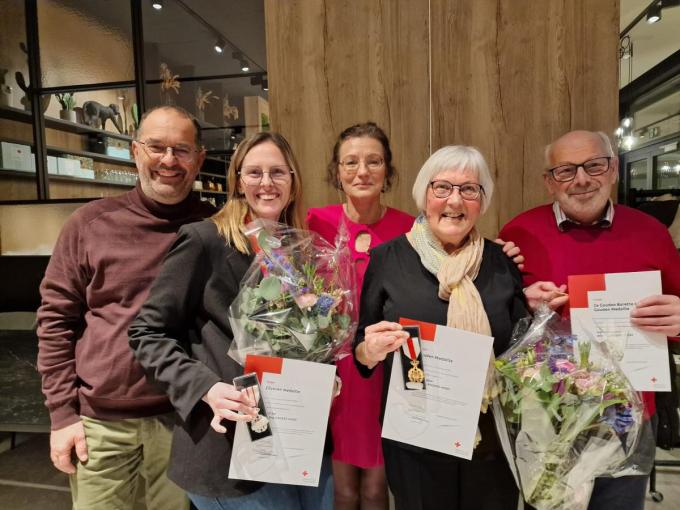 Verdienstelijke vrijwilligers Ivan Vermeersch, Hilde Casert, dr. Linda Sabbe en Joyce Sys werden gedecoreerd.
