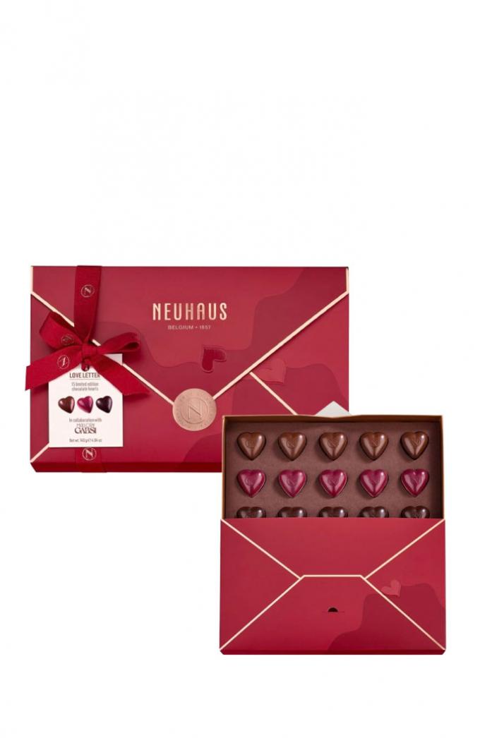 Assortiment hartvormige pralines in envelopvormige doos 'Love letter box' (15 st)