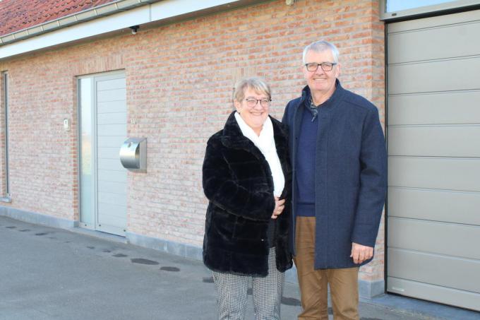 Noël en Josiane, hier voor hun nieuwe woning, houden het bevolkingscijfer van Hoogstade mee in stand. “Ik ga er nooit weg”, zegt Noël overtuigd.