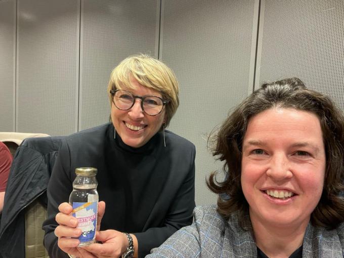 Iepers schepen Eva Ryde (rechts) gaf ook een flesje aan minister Caroline Gennez.