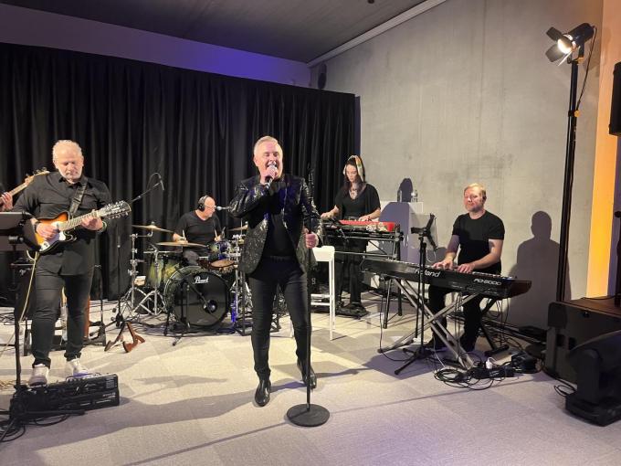 Koen De Smet in actie tijdens een optreden.