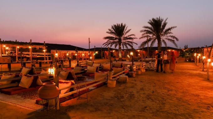 Het bedoeïenenkamp in hartje Dubai Desert Conservation Reserve. Een magisch en uiterst sfeervol verlicht decor. (foto tvdb)