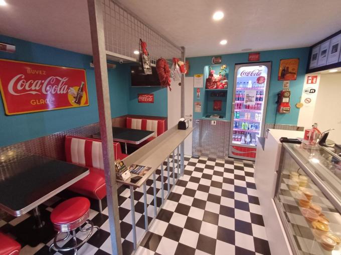 Frituur Route 38 heeft een Amerikaanse retrostijl.