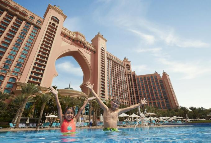 Het iconisch vijfsterrenhotel Atlantis The Palm, een sprookjesachtige locatie zeker ook voor kinderen. (foto Visit Dubai)