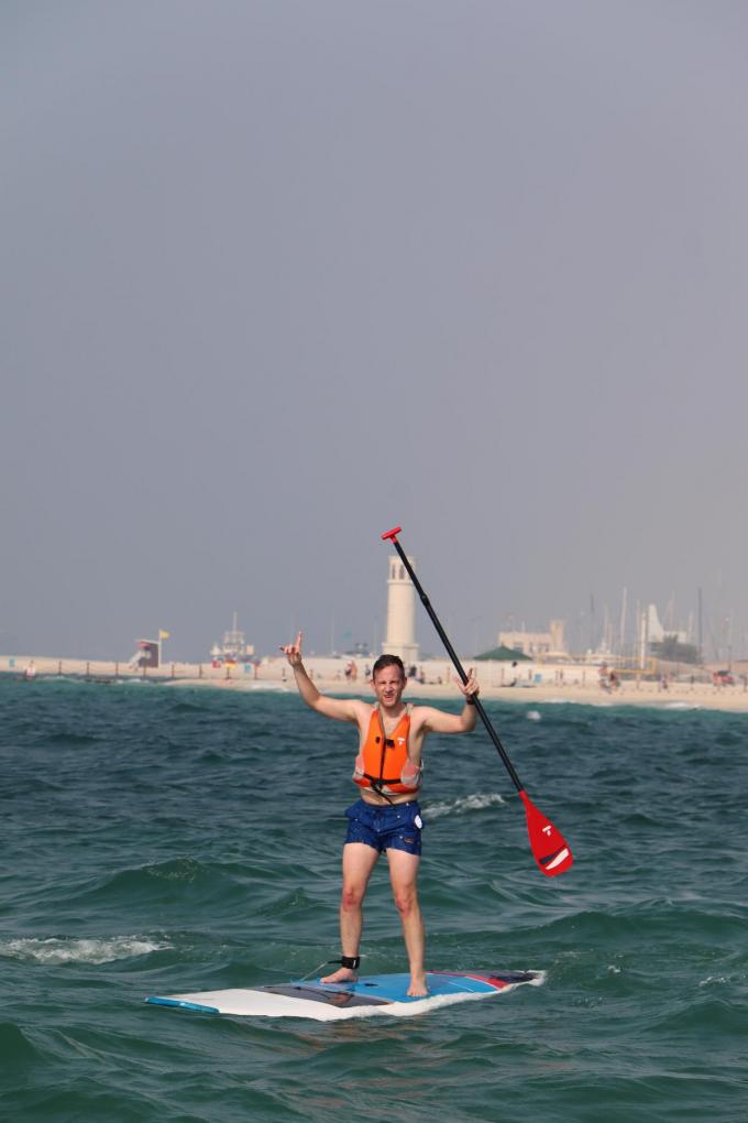 Suppen (en blijven rechtstaan) op de Perzische Golf met de Al Arab als stille getuige. (gf)