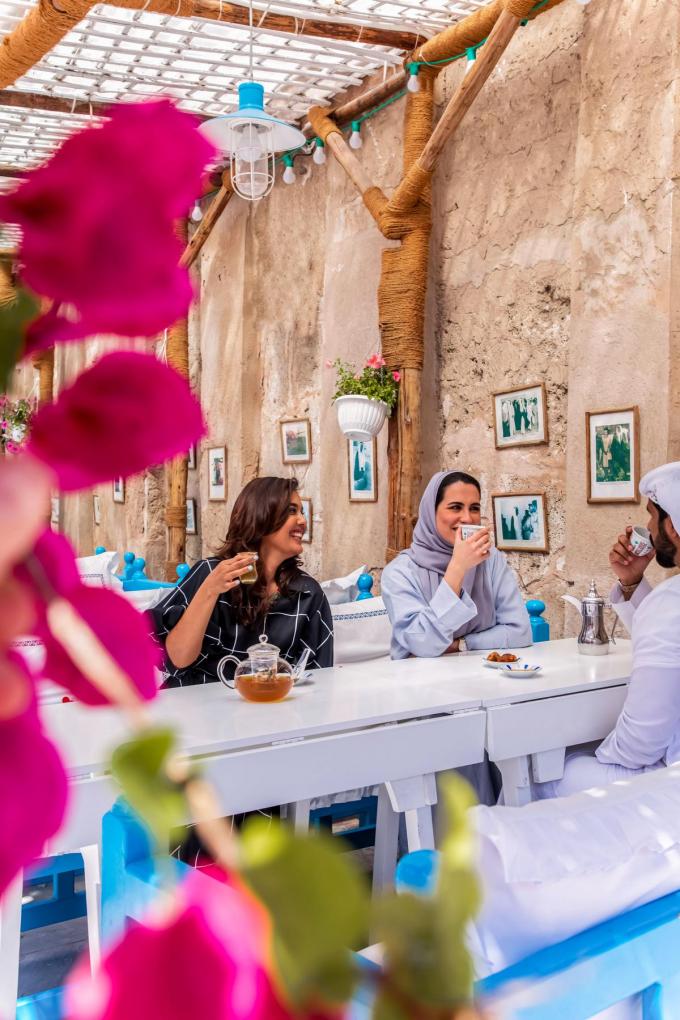 Arabian Tea House biedt een mix van het Griekse Santorini met de wereldkeuken van Dubai. Voor ons ook de niet-officiële wereldkampioen ‘beste hummusmaker. (foto Visit Dubai)