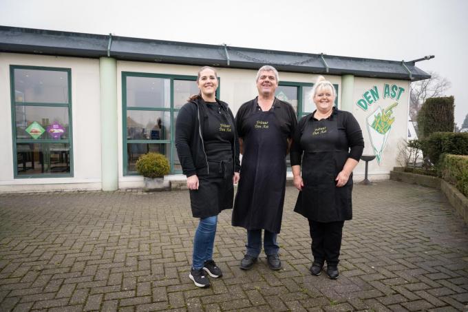 Melissa, Claude en Daisy voor de frituur die deze vorm kreeg in 2000. Bij de overname hebben de nieuwe uitbaters binnen alles vernieuwd, van de vloer tot de friteuse.