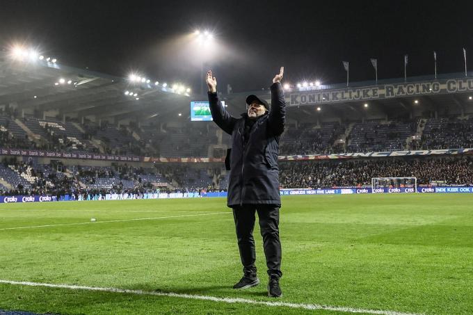 Bart Verhaeghe groet de meegereisde Club-supporters na de bekerzege bij Racing Genk.