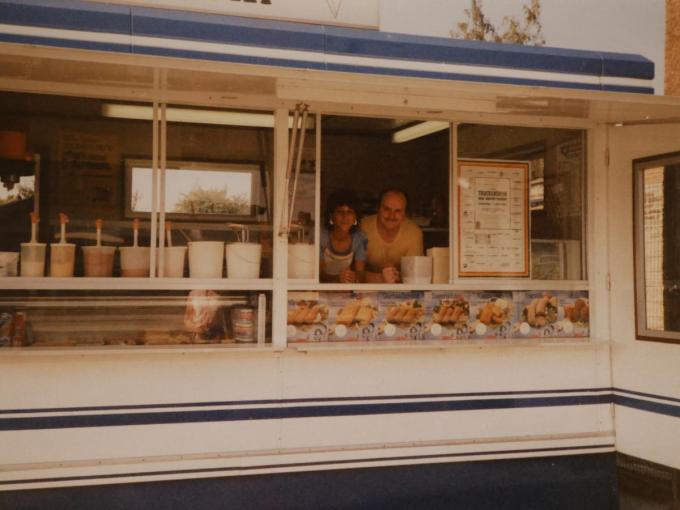 Philippe en Ingrid stonden baatten 38 jaar Frituur Ons Dorp uit.