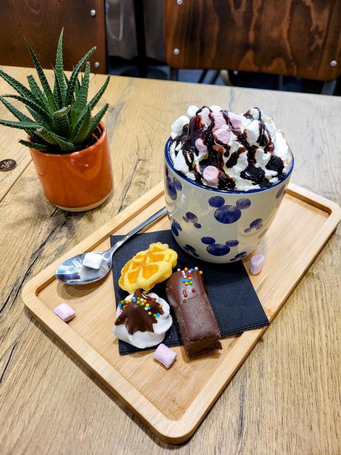 De warme dranken bij Mickey’s Café worden steeds geserveerd met veel lekkers.