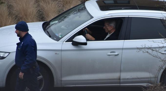 Gerechtspsychiater Hans Hellebuyck arriveert op de plaats-delict. (LK)