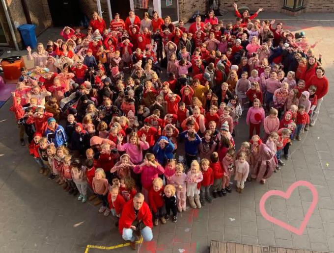 Zo’n 270 kleuters en leerlingen van de onderbouw en hun leerkrachten vormden samen een groot hart op de speelplaats van De Dreef.