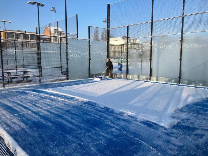 Ook de padelterreinen van Padel & Tennisclub Koksijde waren met een laagje sneeuw bedekt.