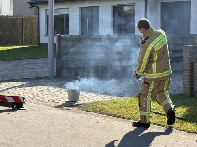 De smeulende restanten werden verwijderd.