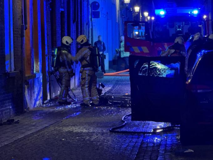 Eerst werd de brandweer opgeroepen voor een voertuigbrand, even later moesten ze uitrukken naar een woning 20 meter verderop.