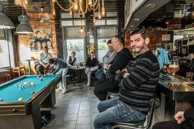 Francky Matten is een horecaman, voor hij op zijn 21ste startte in Bistro Siberië, eigenlijk een volkscafé pur sang had hij al heel wat vervaring op gedaan. Nu houdt hij enkel nog in de namiddag open, maar het café waar ook heel wat gebiljart wordt, blijft zijn lang leven.