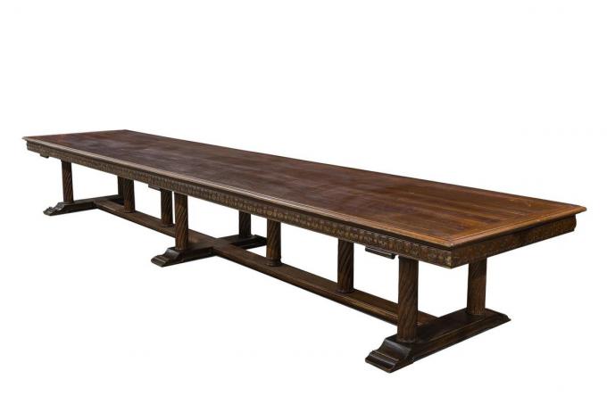 Een 19de eeuwse tafel die geveild wordt.