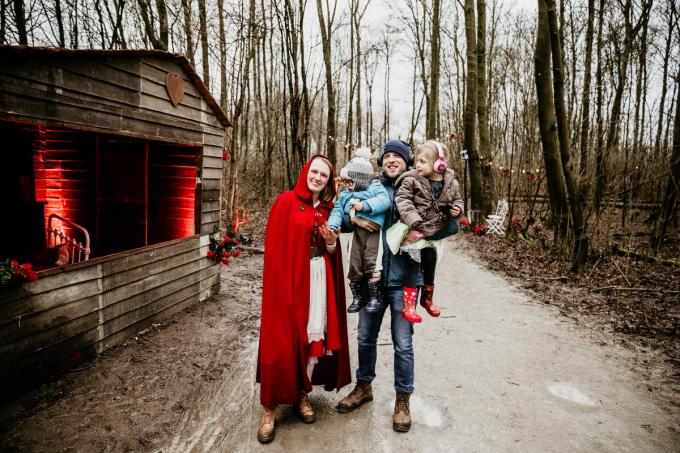 Het verhaal van Roodkapje werd heel levendig gebracht met een wolf en een heus roodkapje.